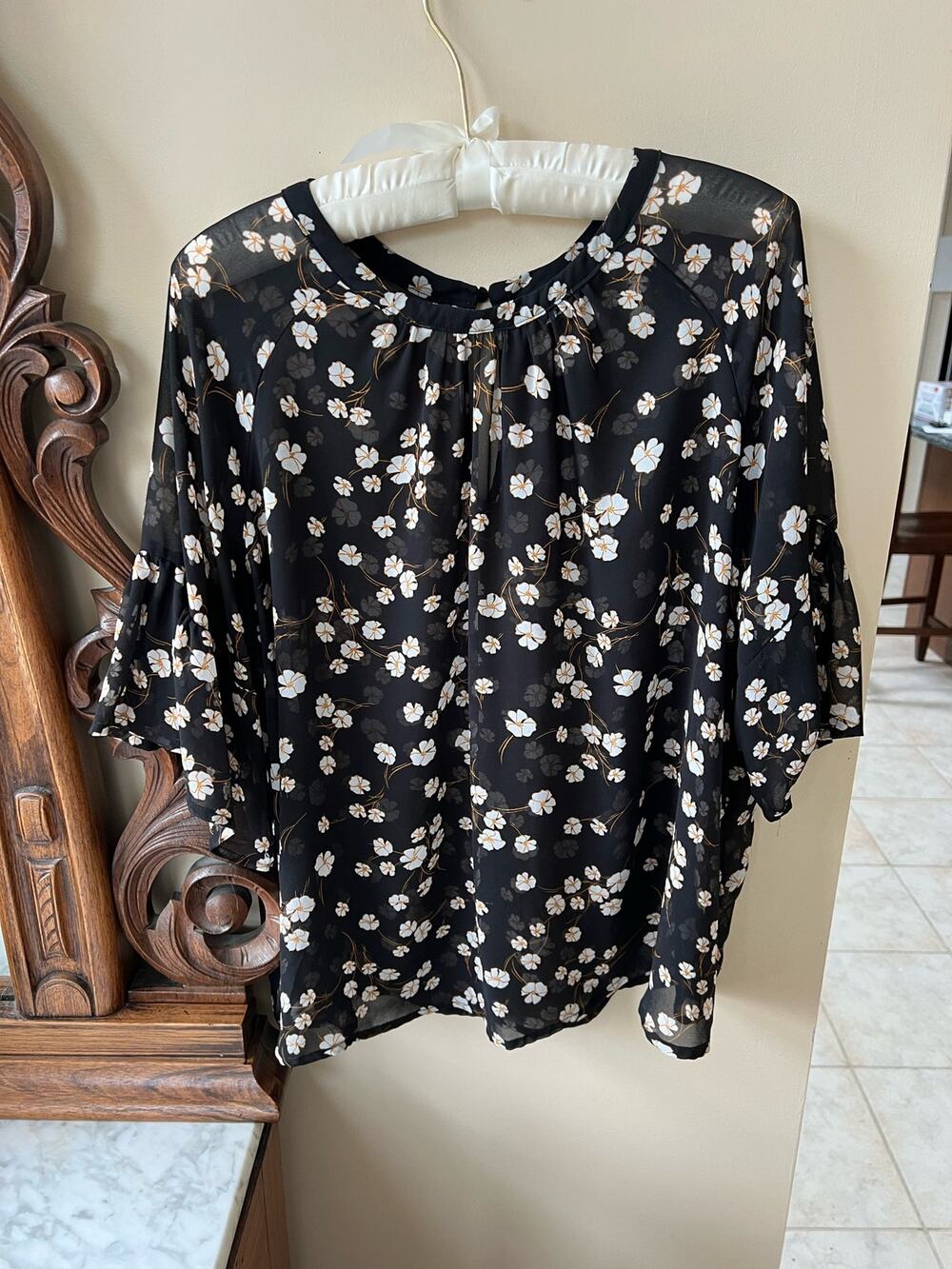 Ava & Viv Black and white Floral Bell Sleeve Blouse